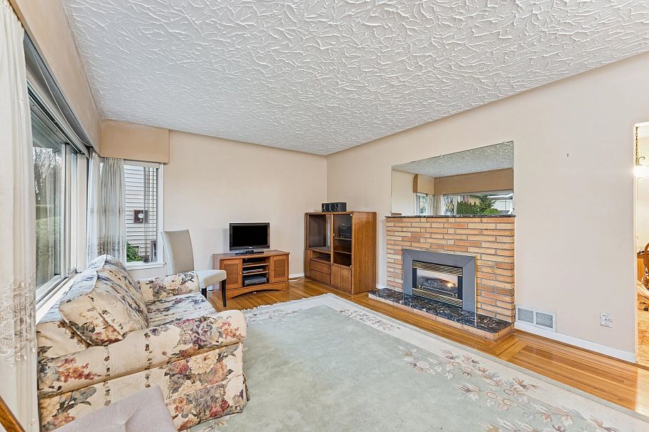 419 E 17th Street North Vancouver, BC - 3