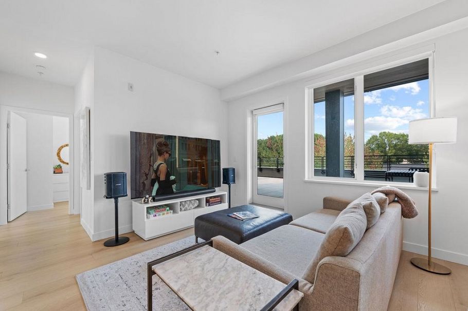 504 2450 Garden Drive Vancouver, BC - 4