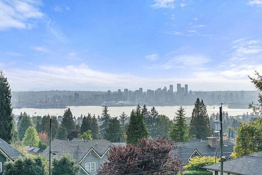 3041 St. Marys Avenue North Vancouver, BC - 2