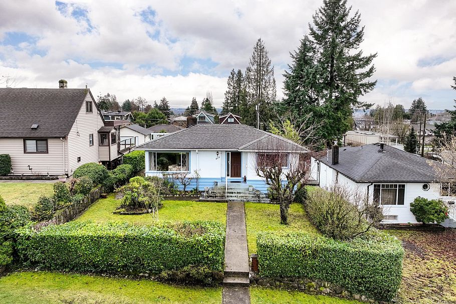419 E 17th Street North Vancouver, BC - 1