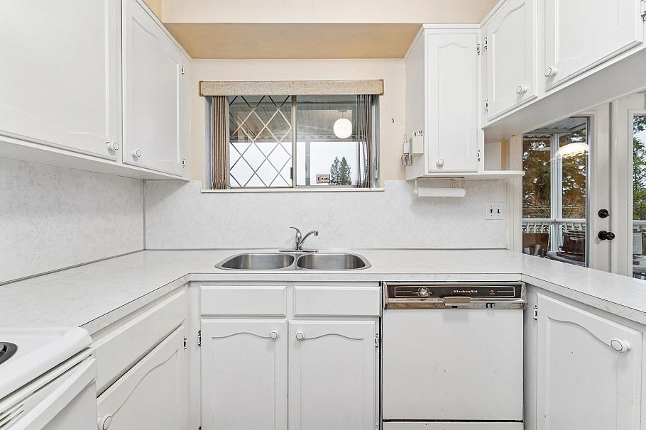 419 E 17th Street North Vancouver, BC - 10