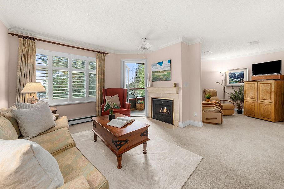 212 2800 Chesterfield Avenue North Vancouver, BC - 1