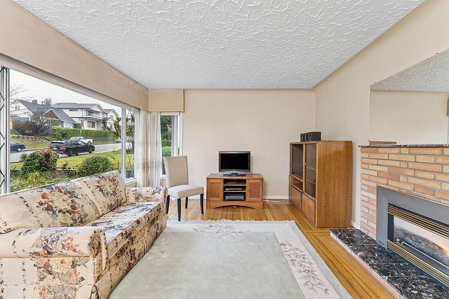 419 E 17th Street North Vancouver, BC - 4