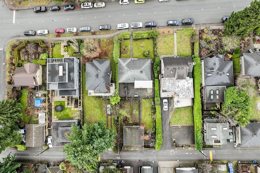 419 E 17th Street North Vancouver, BC - 32