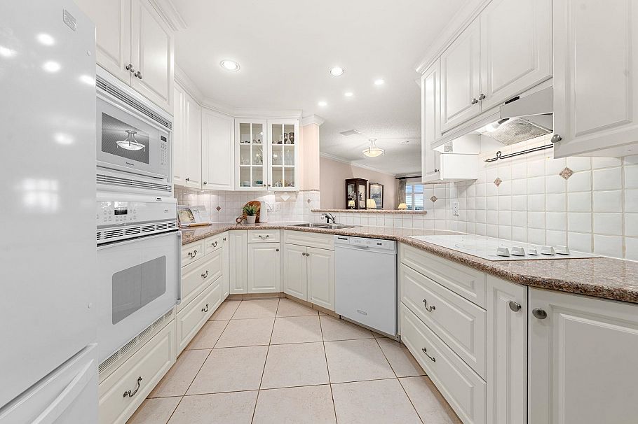 212 2800 Chesterfield Avenue North Vancouver, BC - 15