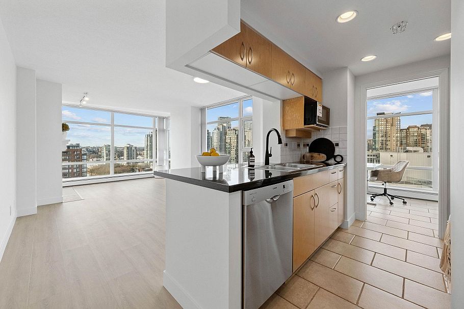 2106 1199 Marinaside Crescent Vancouver, BC - 3