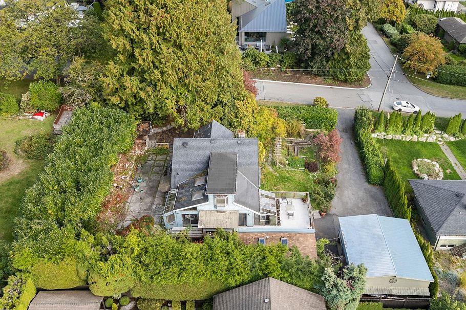 3041 St. Marys Avenue North Vancouver, BC - 38