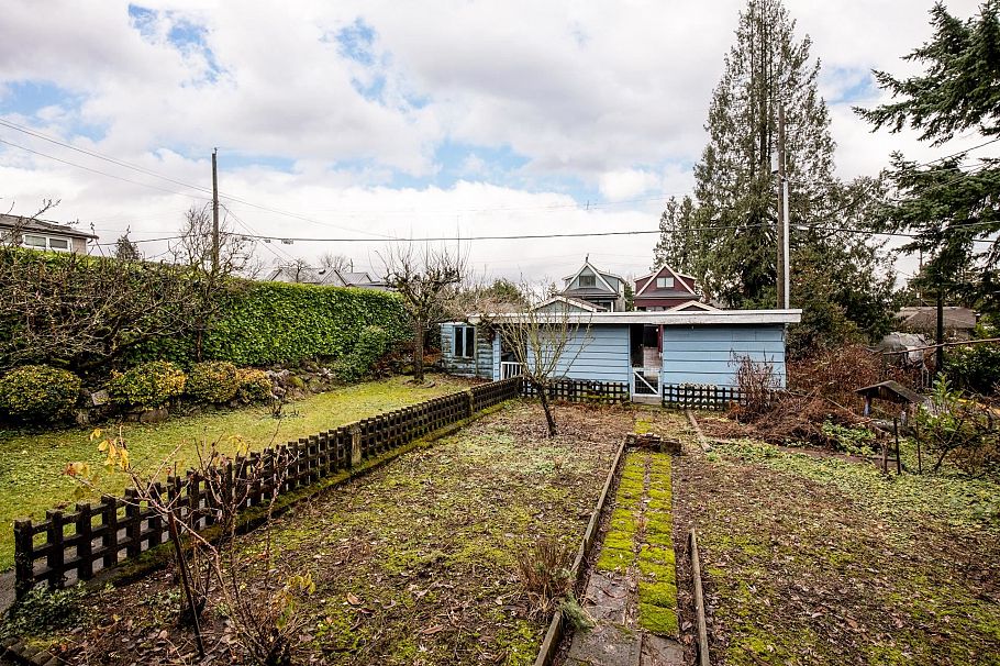 419 E 17th Street North Vancouver, BC - 23