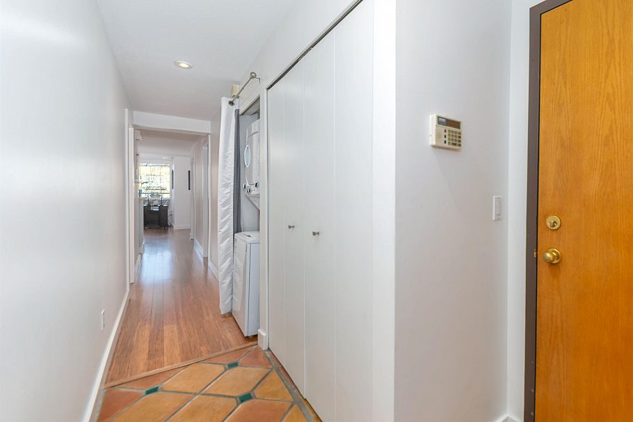 28 1345 W 4th Avenue Vancouver, BC - 5