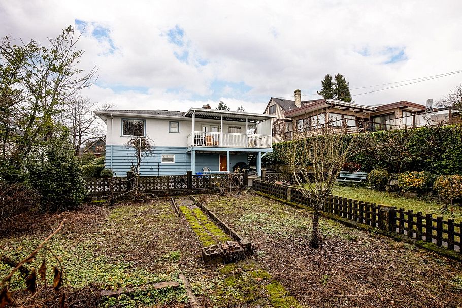 419 E 17th Street North Vancouver, BC - 25