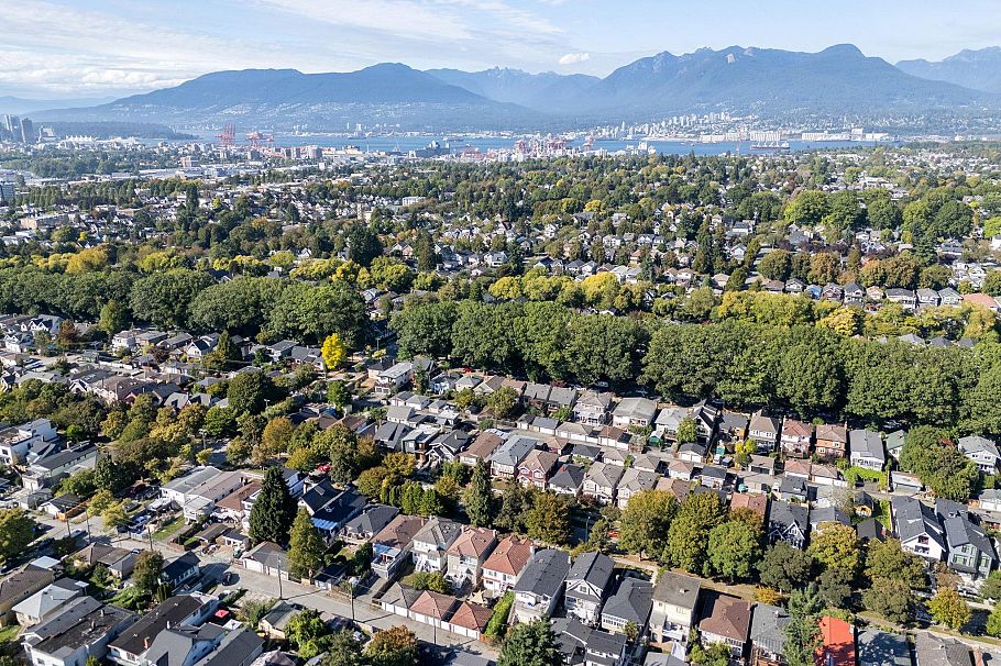 2168 E 8th Avenue Vancouver, BC - 30