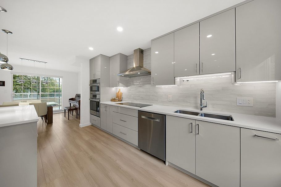 16 838 Tobruck Avenue North Vancouver, BC - 2