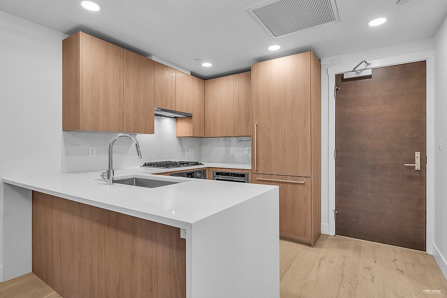 607 2780 Valley Centre Avenue North Vancouver, BC - 4