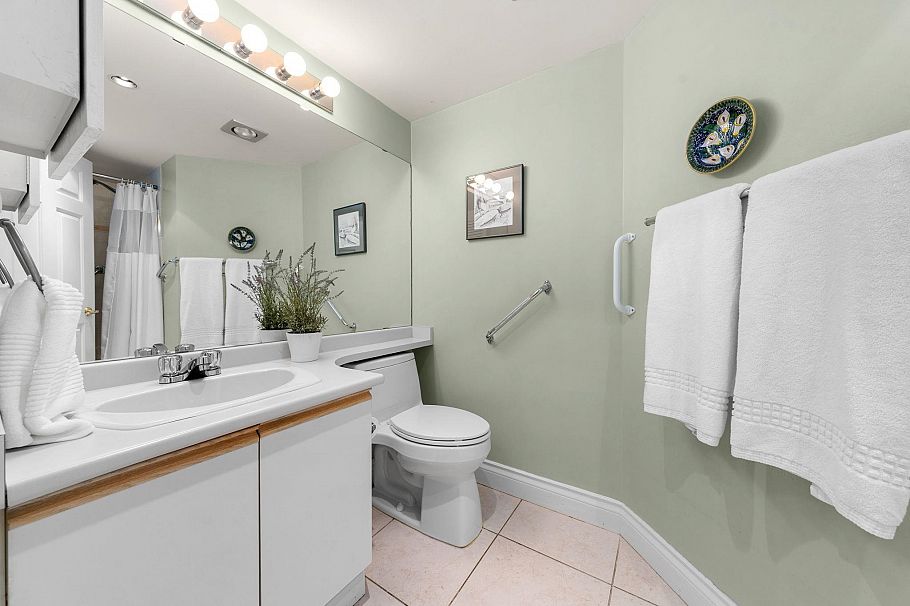 212 2800 Chesterfield Avenue North Vancouver, BC - 29