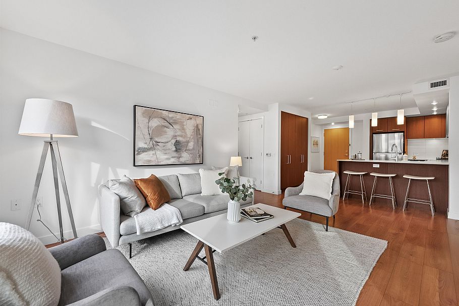 304 221 E 3rd Street North Vancouver, BC - 1