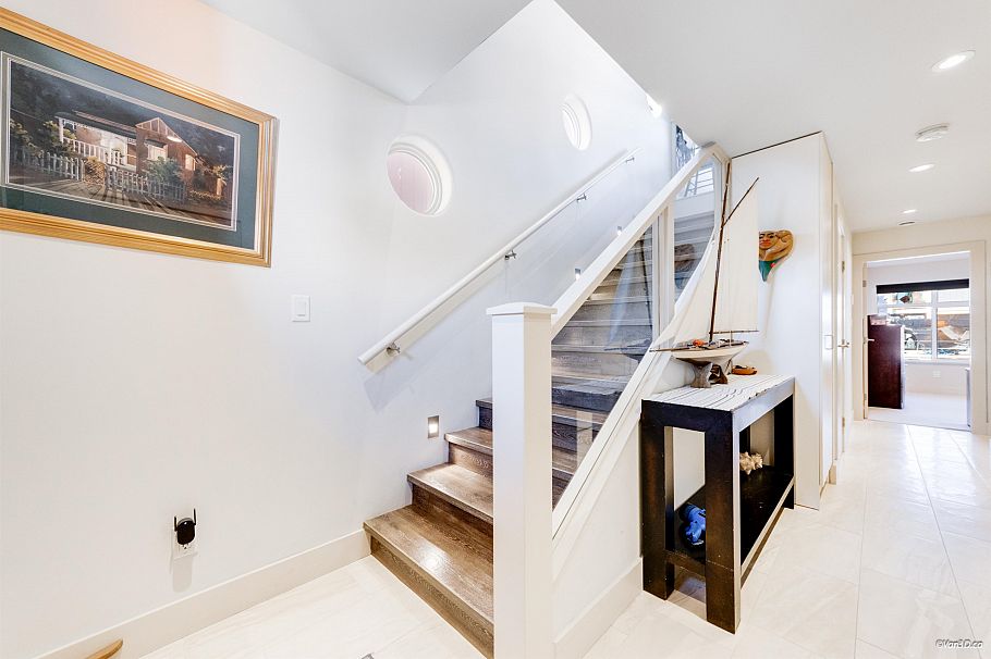 29 415 Esplanade Avenue North Vancouver, BC - 30