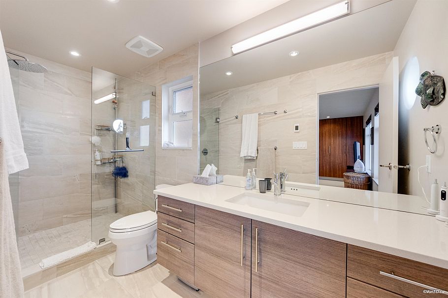 29 415 Esplanade Avenue North Vancouver, BC - 23