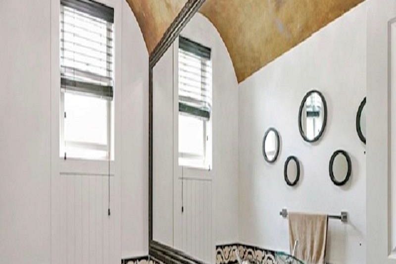 1060 E 61st Avenue Vancouver, BC - 3