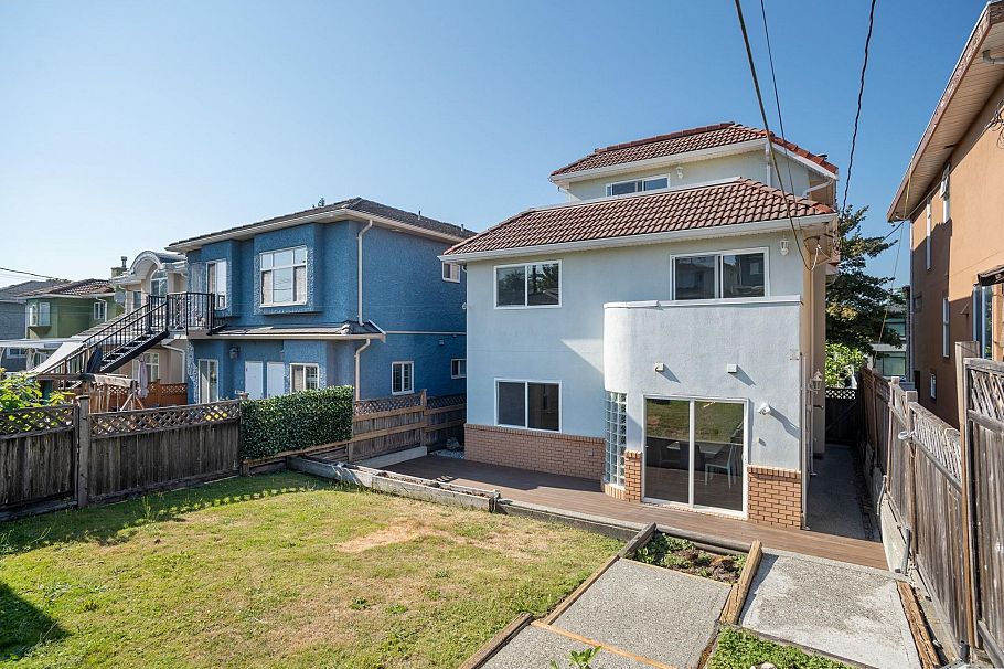 2748 E 23rd Avenue Vancouver, BC - 29