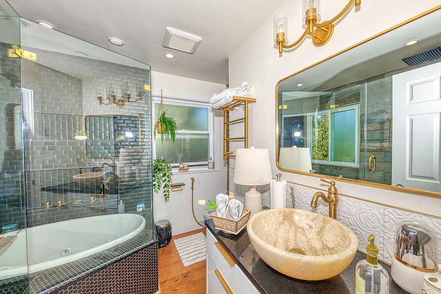 826 E 13th Street North Vancouver, BC - 22