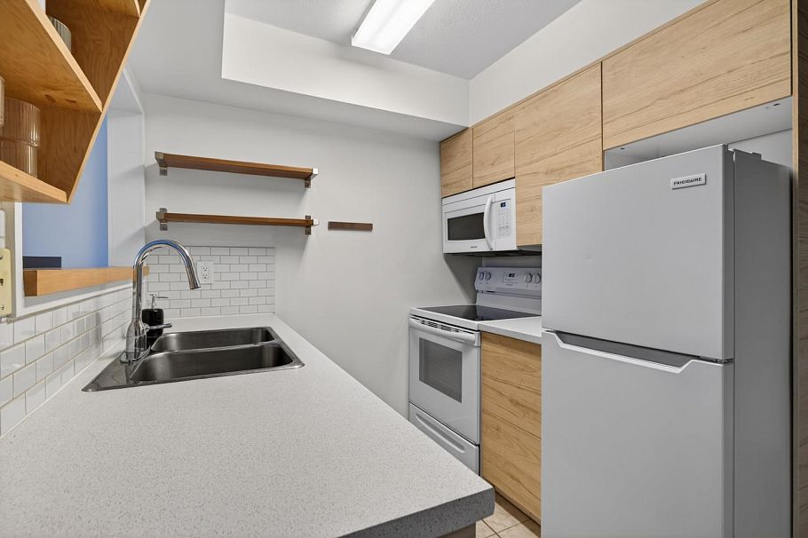 310 1099 E Broadway Vancouver, BC - 3