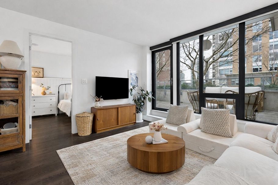 303 150 W 15th Street North Vancouver, BC - 16