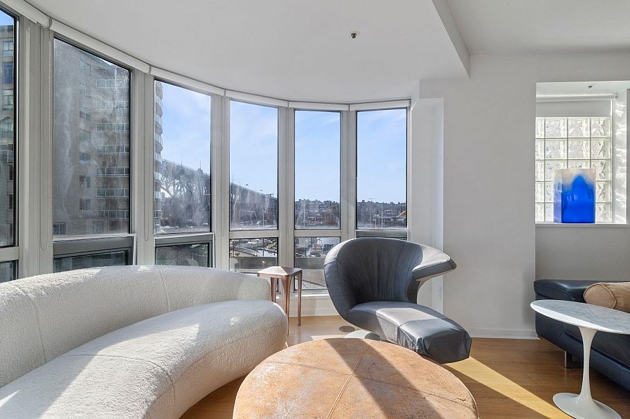 303 1501 Howe Street Vancouver, BC - 4