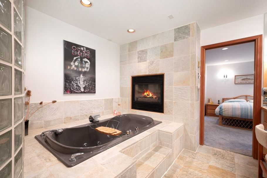 1605 Lockehaven Road North Vancouver, BC - 18