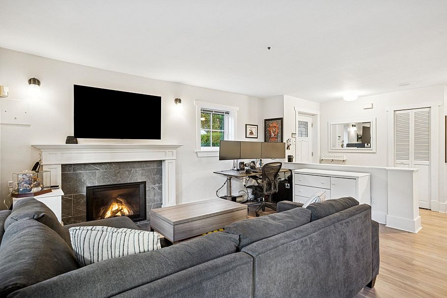 327 W 15th Avenue Vancouver, BC - 5