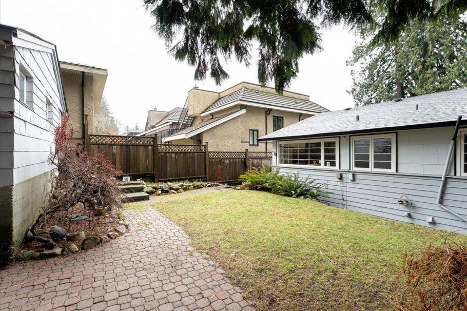 322 E 25th Street North Vancouver, BC - 21