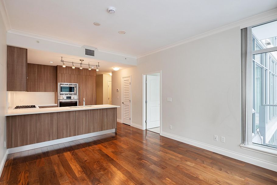 305 185 Victory Ship Way North Vancouver, BC - 9