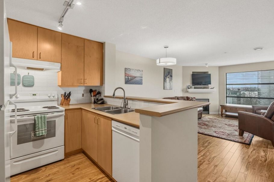 402 124 W 3rd Street North Vancouver, BC - 3