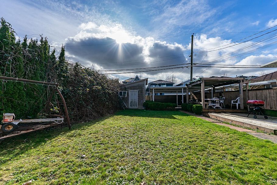 3654 E 25th Avenue Vancouver, BC - 32