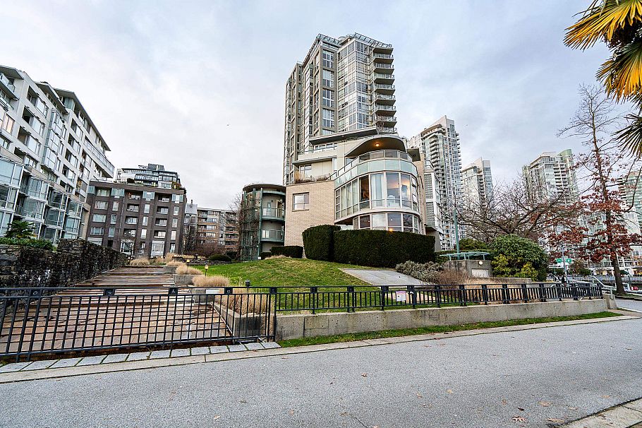 122 1228 Marinaside Crescent Vancouver, BC - 35