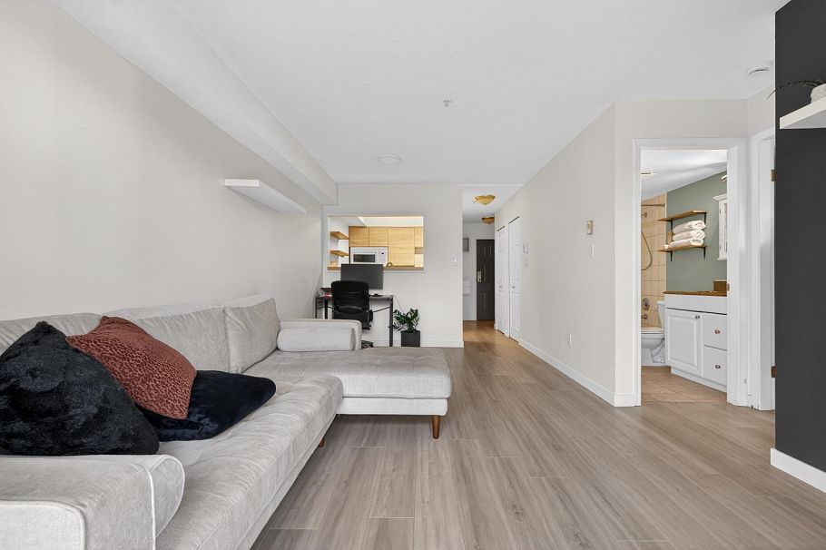 310 1099 E Broadway Vancouver, BC - 16