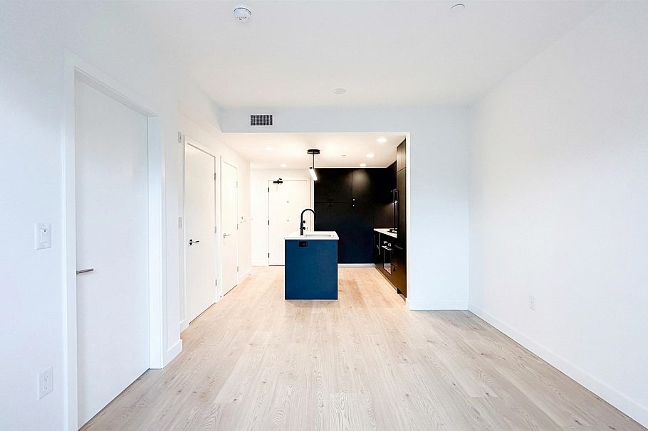 204 1680 E 12th Avenue Vancouver, BC - 5