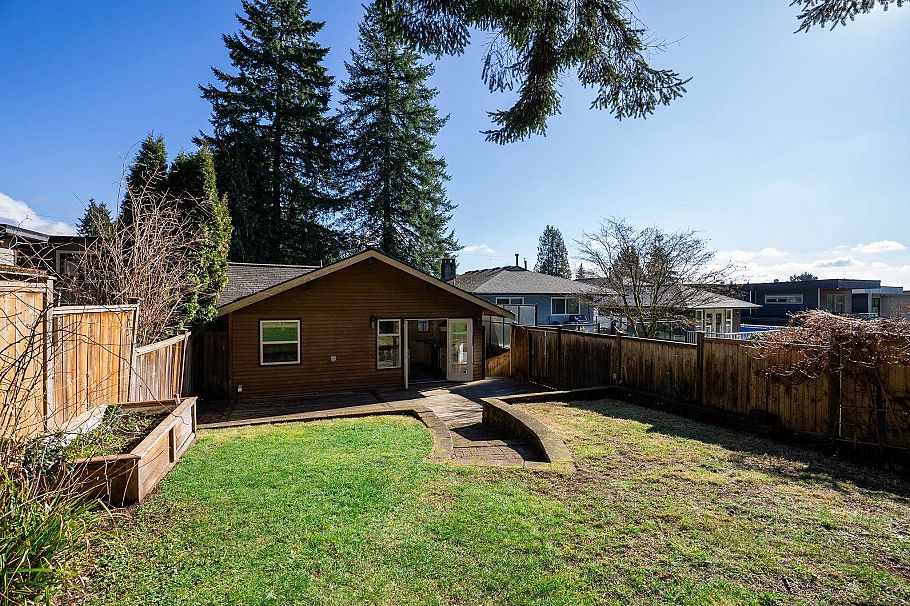 3015 Royal Avenue North Vancouver, BC - 23