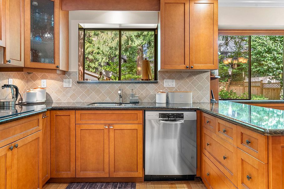 1168 Canyon Boulevard North Vancouver, BC - 10