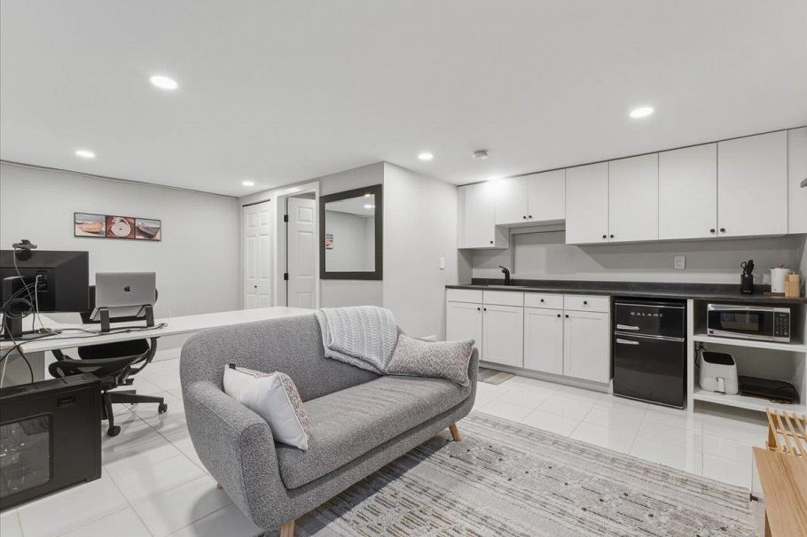 318 E Keith Road North Vancouver, BC - 30