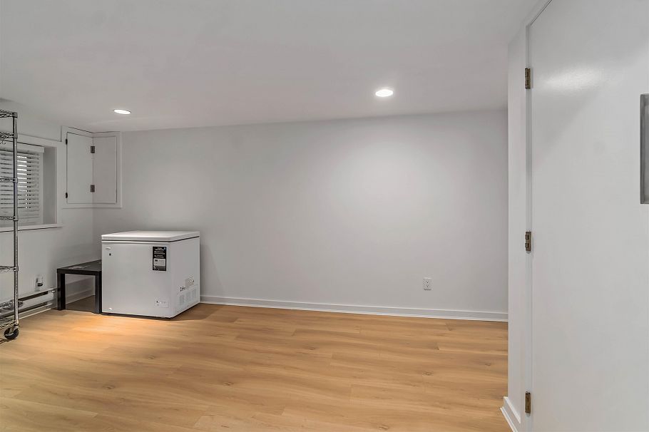 3322 W 38th Avenue Vancouver, BC - 32