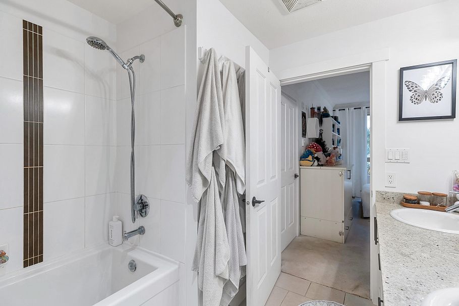 310 1111 E 27th Street North Vancouver, BC - 26