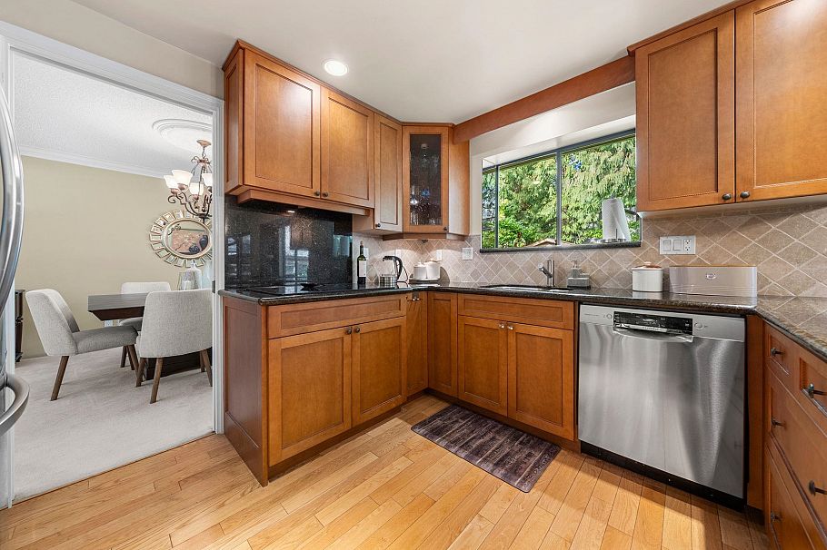 1168 Canyon Boulevard North Vancouver, BC - 12