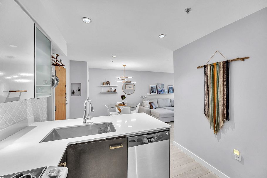 405 935 W 16th Street North Vancouver, BC - 13