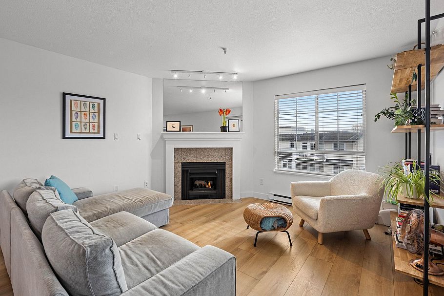 407 1950 E 11th Avenue Vancouver, BC - 2