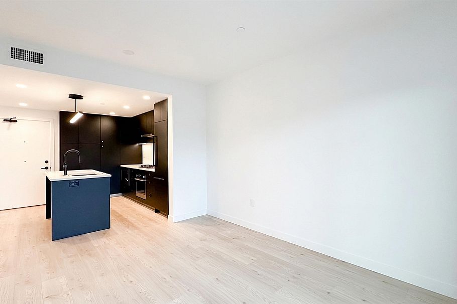 204 1680 E 12th Avenue Vancouver, BC - 6