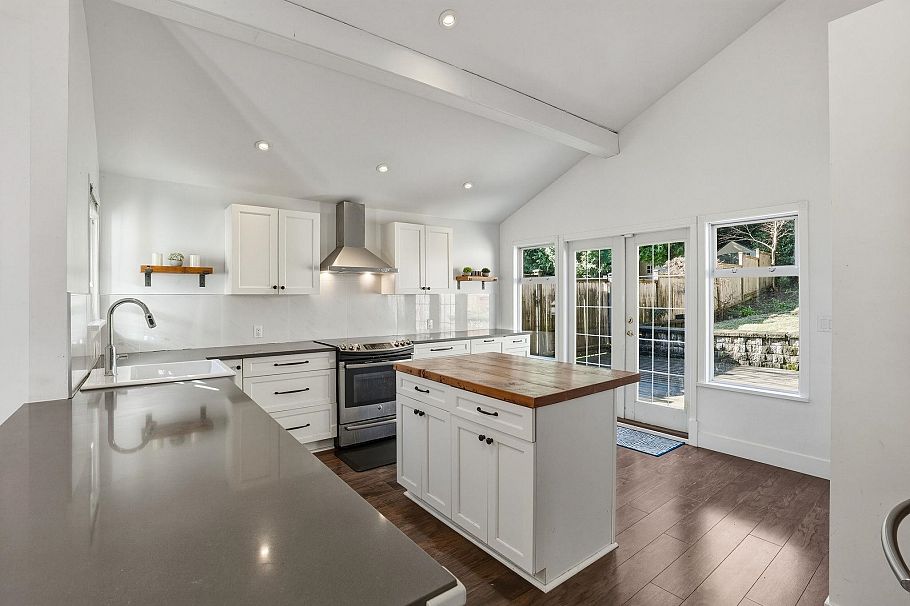 3015 Royal Avenue North Vancouver, BC - 1