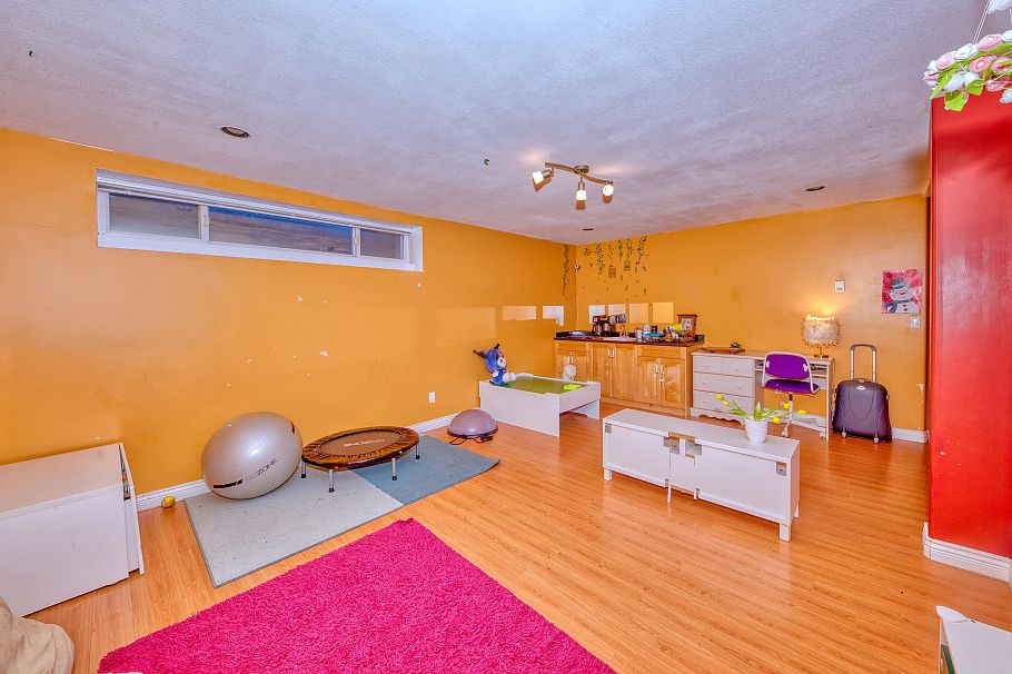 826 E 13th Street North Vancouver, BC - 29