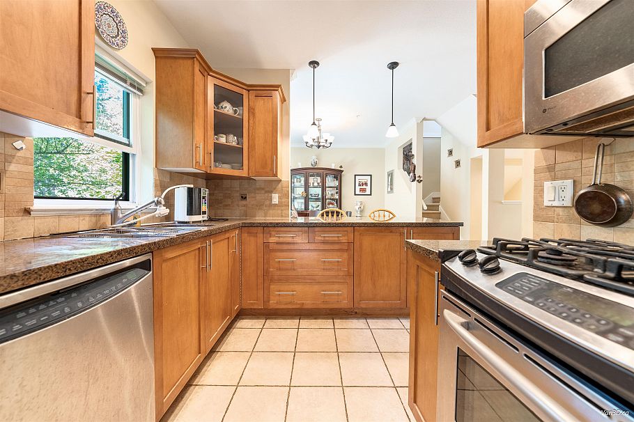 15 3150 Sunnyhurst Road North Vancouver, BC - 15