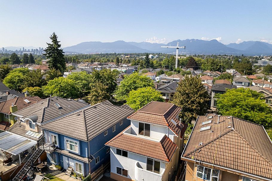 2748 E 23rd Avenue Vancouver, BC - 24