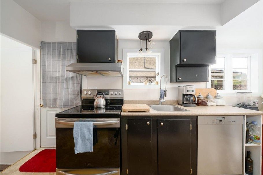 322 E 25th Street North Vancouver, BC - 9